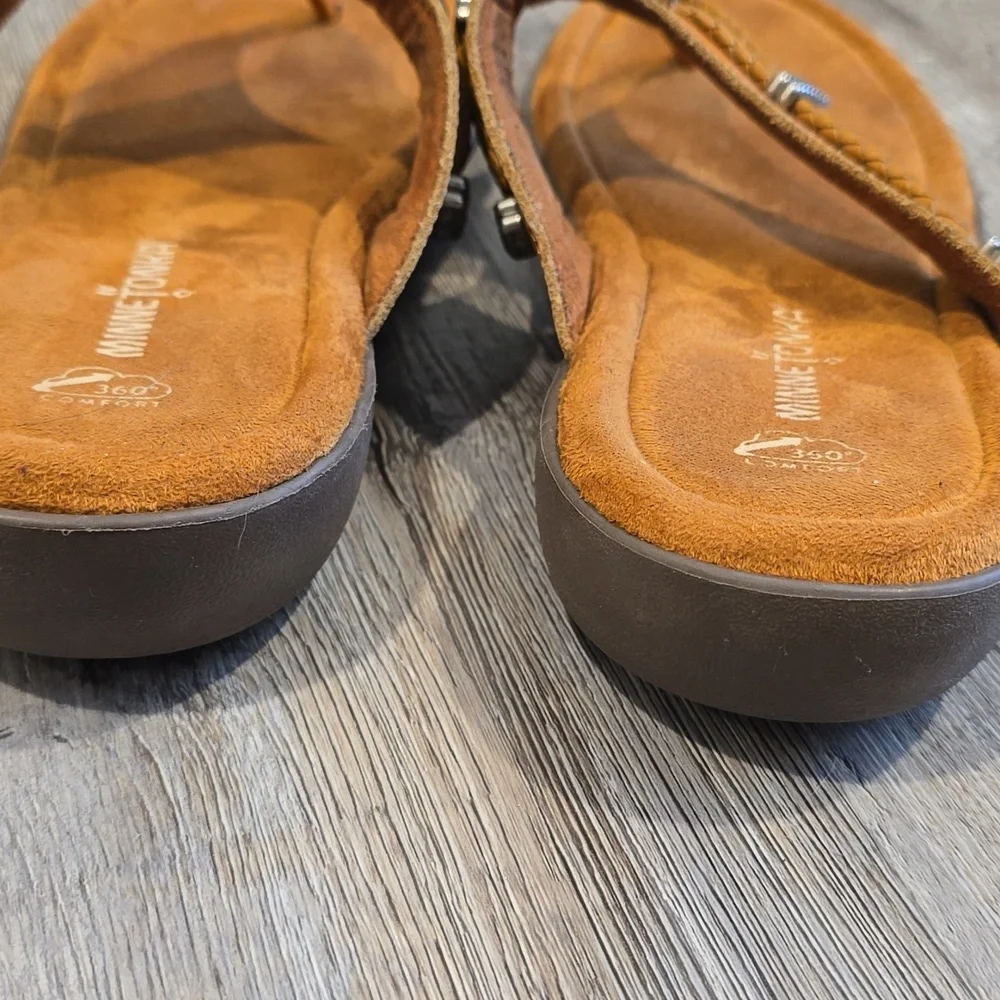 Minnetonka Women's‎ Camel and Silver Accent Leather Sandals| Size 8